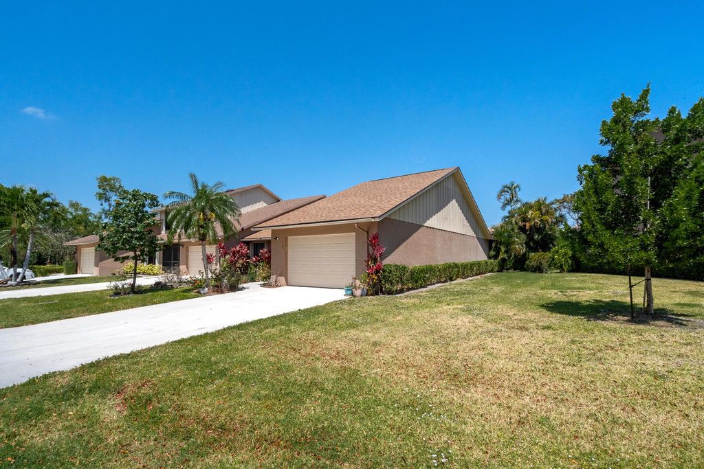 Image 5 of property listing at 11909 Donlin Drive, Wellington, FL 33414