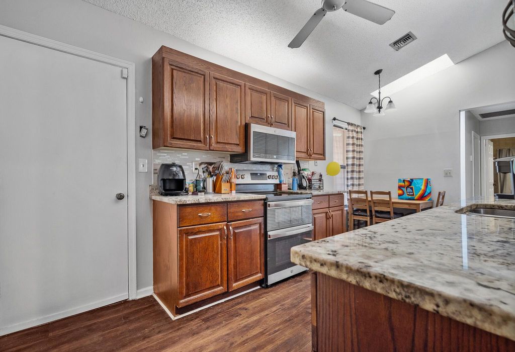 Image 8 of property listing at 11909 Donlin Drive, Wellington, FL 33414