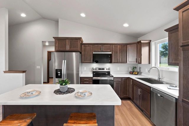 530 WILLOW COURT, New London, WI 54961