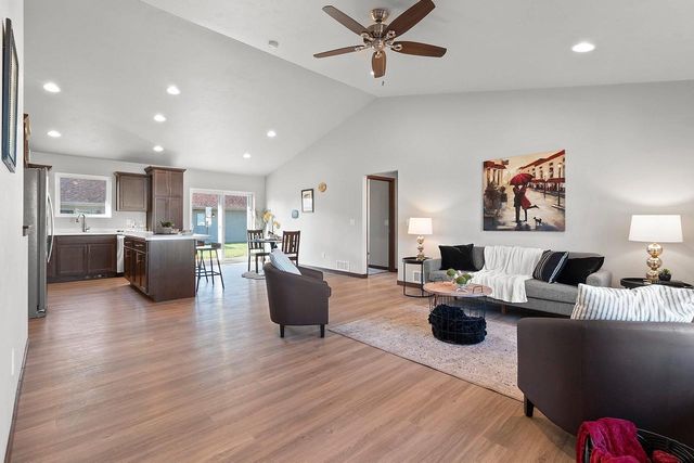 530 WILLOW COURT, New London, WI 54961