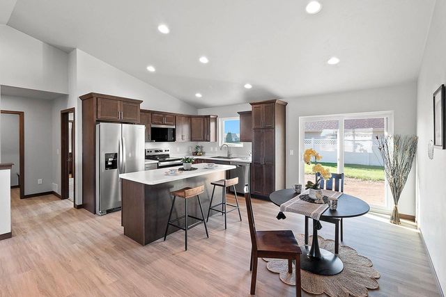 530 WILLOW COURT, New London, WI 54961