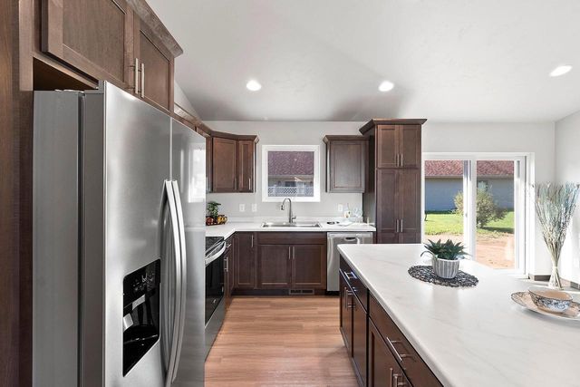 530 WILLOW COURT, New London, WI 54961