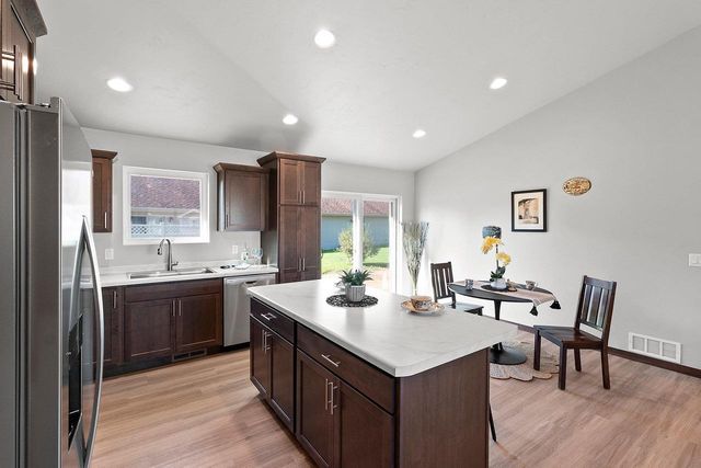 530 WILLOW COURT, New London, WI 54961