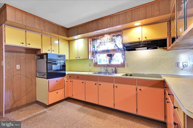 819 E CHESTNUT ST, Hegins, PA 17938