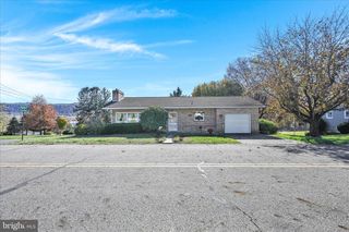 819 E CHESTNUT ST, Hegins, PA 17938