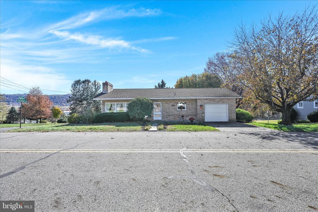 819 E CHESTNUT ST, Hegins, PA 17938