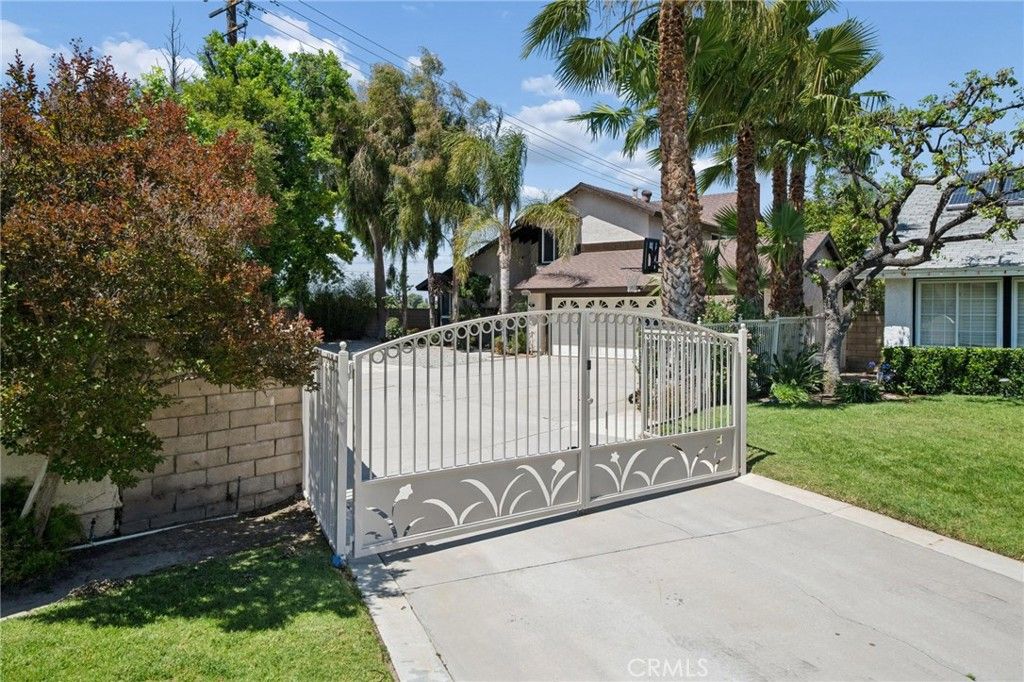 Image 2 of property listing at 23305 Tristin Drive, Valencia, CA 91355