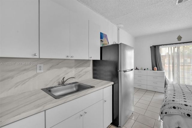 19541 NW 57th Ct, Hialeah, FL 33015