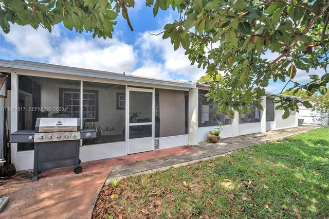 19541 NW 57th Ct, Hialeah, FL 33015