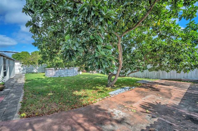 19541 NW 57th Ct, Hialeah, FL 33015