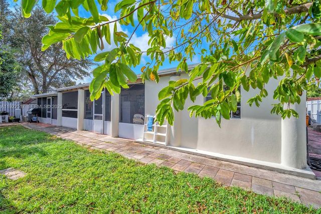 19541 NW 57th Ct, Hialeah, FL 33015