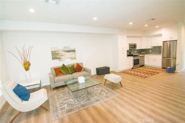 2006 S Corning Street 3, Los Angeles, CA 90034