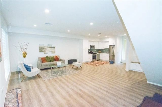 2006 S Corning Street 3, Los Angeles, CA 90034