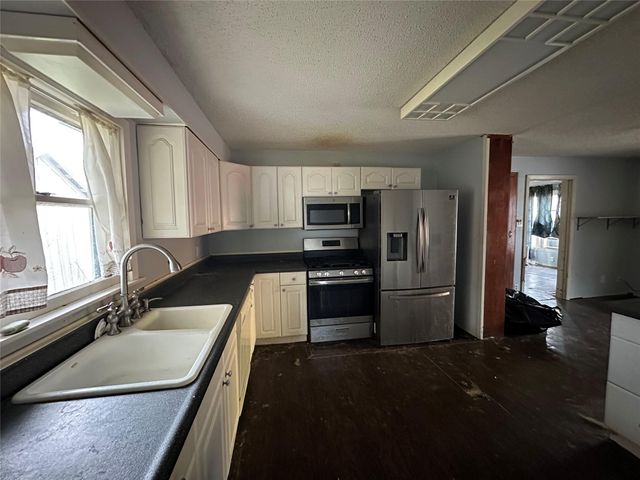 102 W Mesquite ST B, Granger, TX 76530