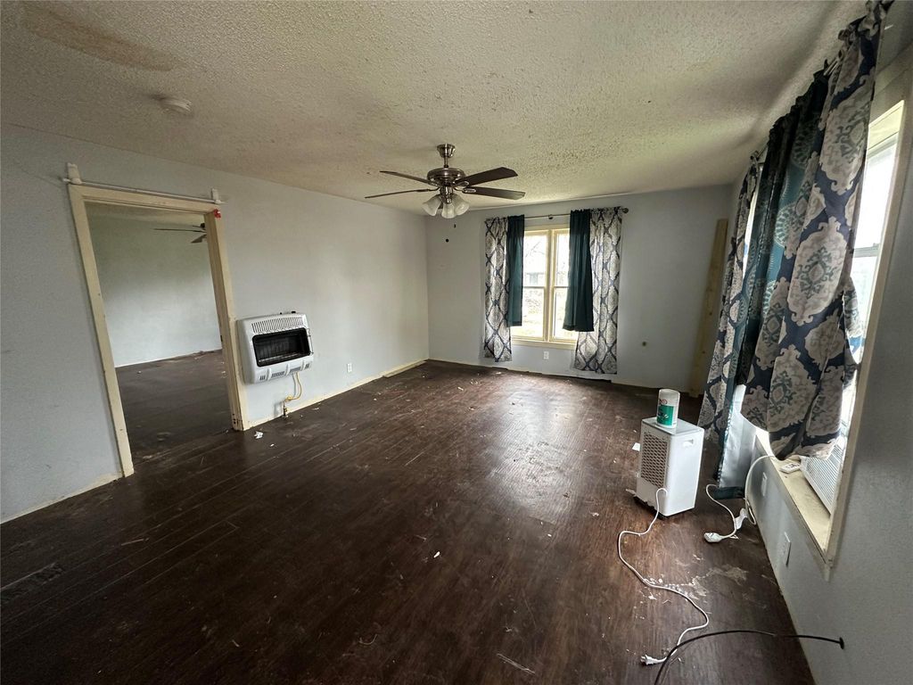 102 W Mesquite ST B, Granger, TX 76530