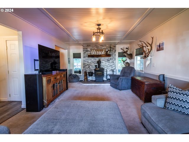 127 DEATON Ct, Canyonville, OR 97417