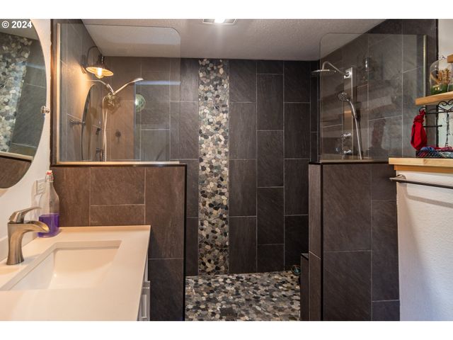 127 DEATON Ct, Canyonville, OR 97417