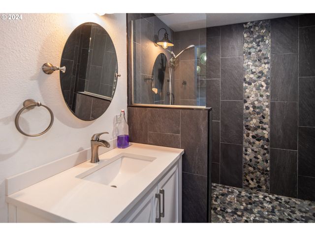 127 DEATON Ct, Canyonville, OR 97417