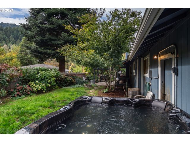 127 DEATON Ct, Canyonville, OR 97417