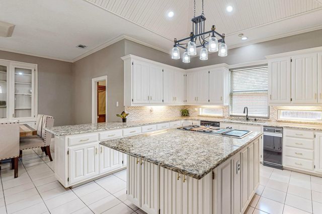 2121 Bay Club Drive, Arlington, TX 76013