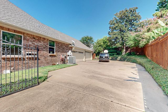 2121 Bay Club Drive, Arlington, TX 76013