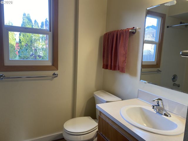 2055 DEVOS St, Eugene, OR 97402