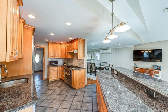 28 Clifford Court, Malverne, NY 11565