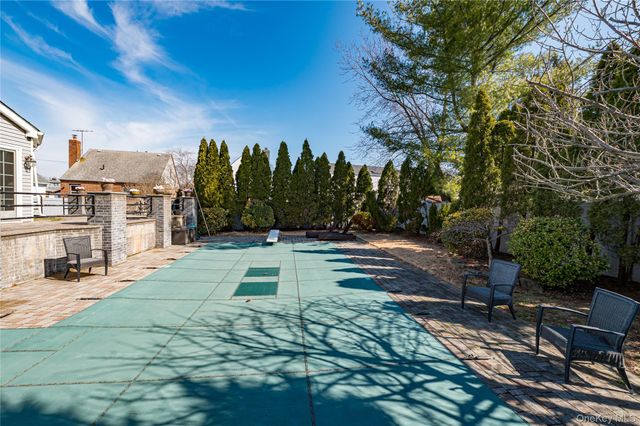 28 Clifford Court, Malverne, NY 11565