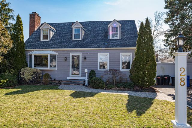 28 Clifford Court, Malverne, NY 11565