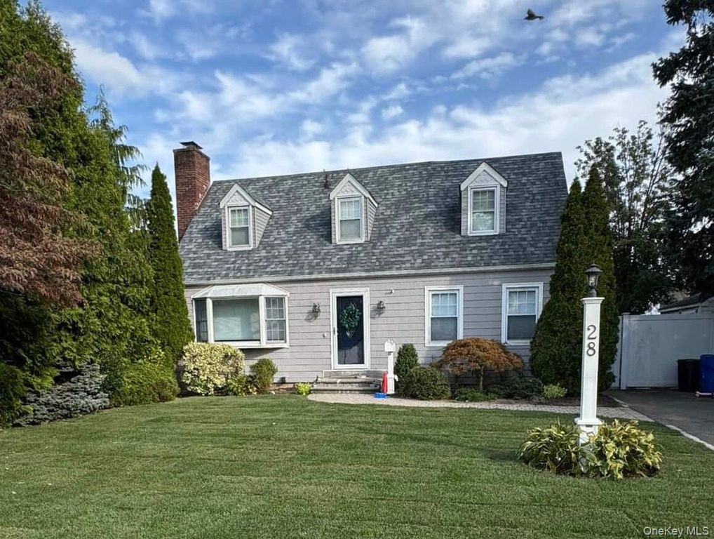 28 Clifford Court, Malverne, NY 11565