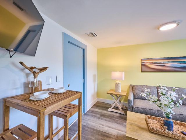 2020 Washington Street 4, Hollywood, FL 33020