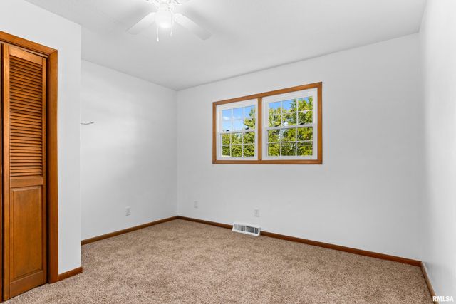 1072 Joni Drive, Knoxville, IL 61448