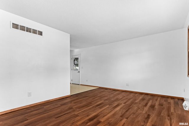 1072 Joni Drive, Knoxville, IL 61448