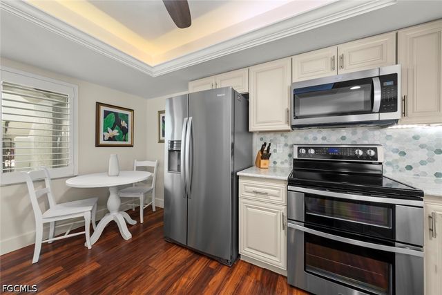 592 Beachwalk CIR 105, Naples, FL 34108