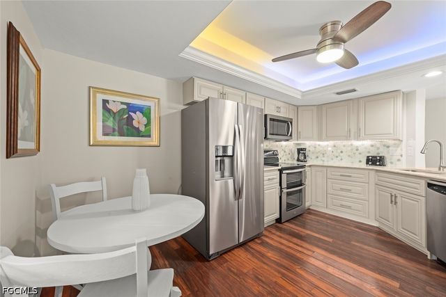 592 Beachwalk CIR 105, Naples, FL 34108