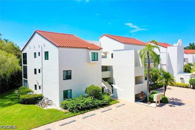 592 Beachwalk CIR 105, Naples, FL 34108