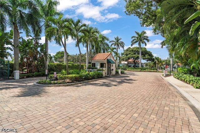 592 Beachwalk CIR 105, Naples, FL 34108