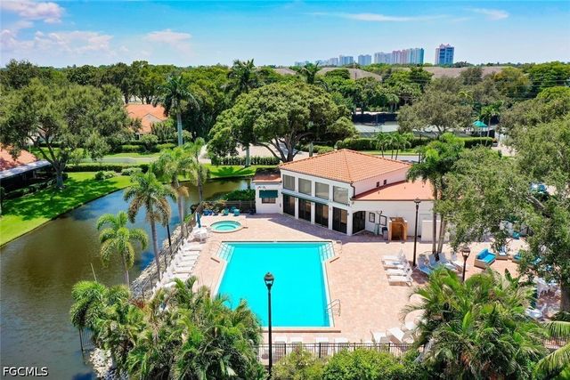 592 Beachwalk CIR 105, Naples, FL 34108