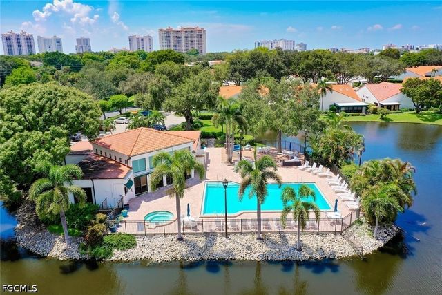 592 Beachwalk CIR 105, Naples, FL 34108