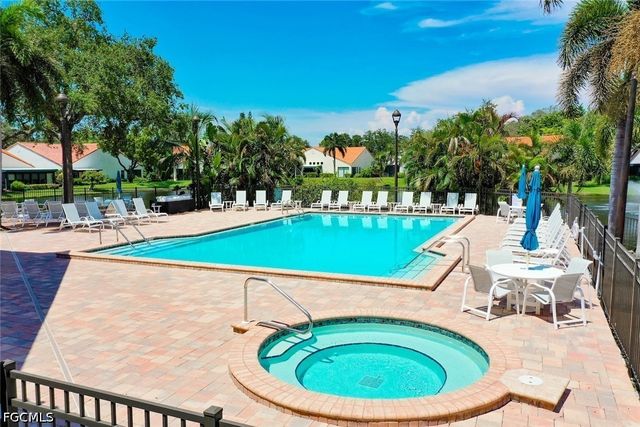592 Beachwalk CIR 105, Naples, FL 34108