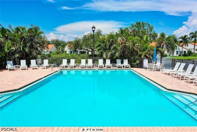 592 Beachwalk CIR 105, Naples, FL 34108