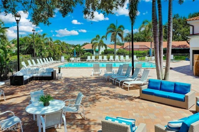 592 Beachwalk CIR 105, Naples, FL 34108