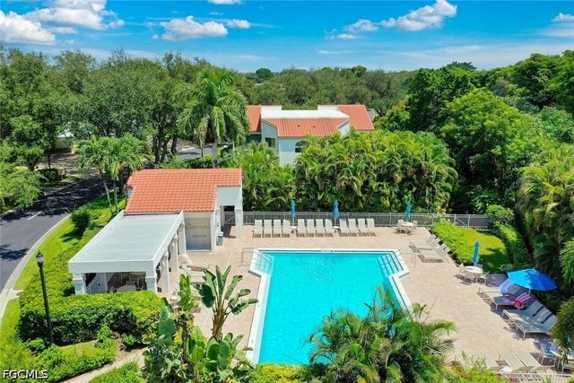 592 Beachwalk CIR 105, Naples, FL 34108