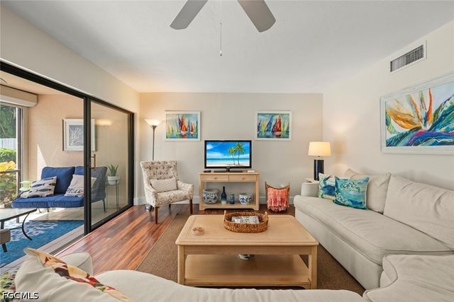 592 Beachwalk CIR 105, Naples, FL 34108