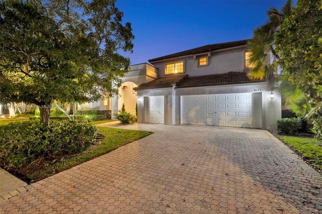 4123 W Lake Estates Dr, Davie, FL 33328