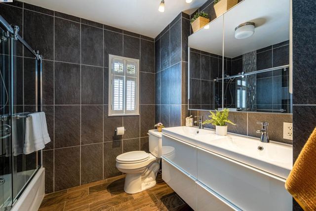 4545 Tompkins Ave, Oakland, CA 94619