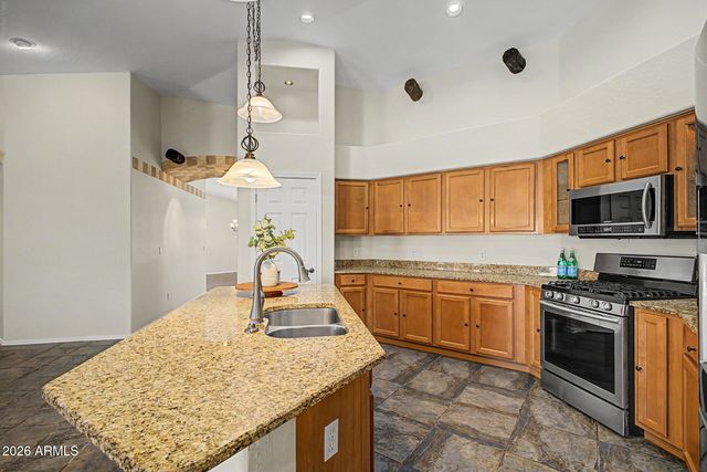 2050 S PORTLAND Avenue, Gilbert, AZ 85295