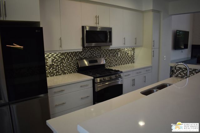 938 Oceo Circle, Palm Springs, CA 92264