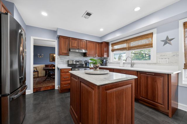 5 SUMMIT VALLEY LN, Oreland, PA 19075