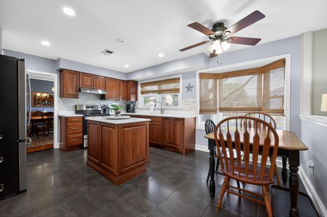 5 SUMMIT VALLEY LN, Oreland, PA 19075